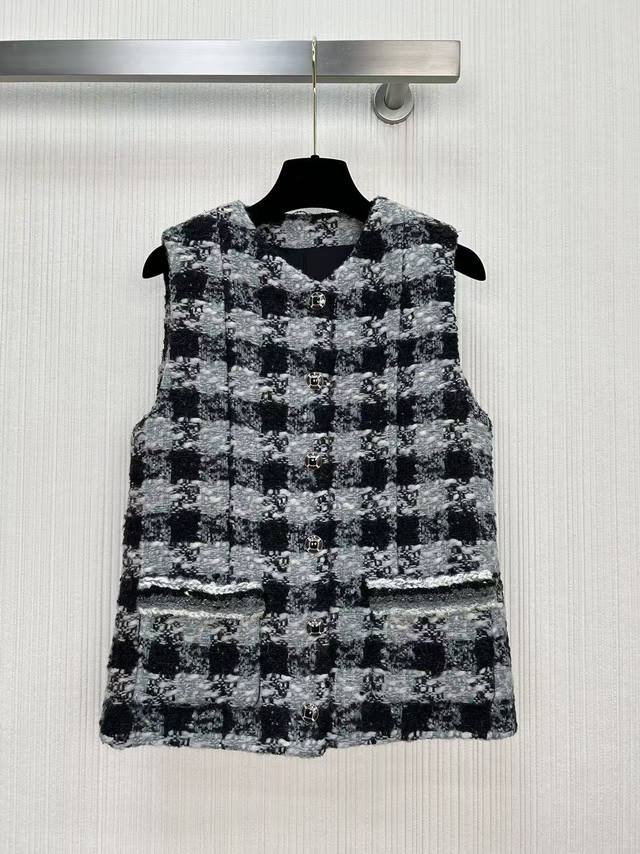 New Arrival! A fragrant woven dress vest. Made from imported wool from the 25Co