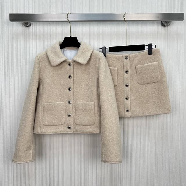 New Arrival! A new khaki wool coat in style! The short, H-line silhouette with