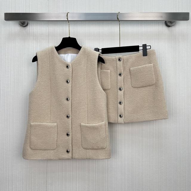 New Arrival! A new khaki wool vest, classic layered H-line silhouette that flat