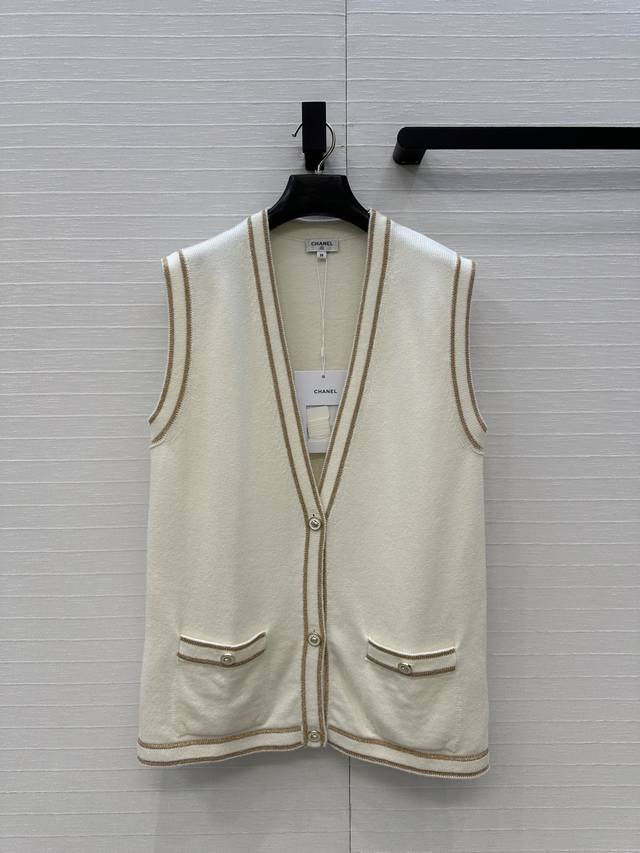 Highly recommend Ch*26C's new arrival! A white and gold knitted V-neck vest car