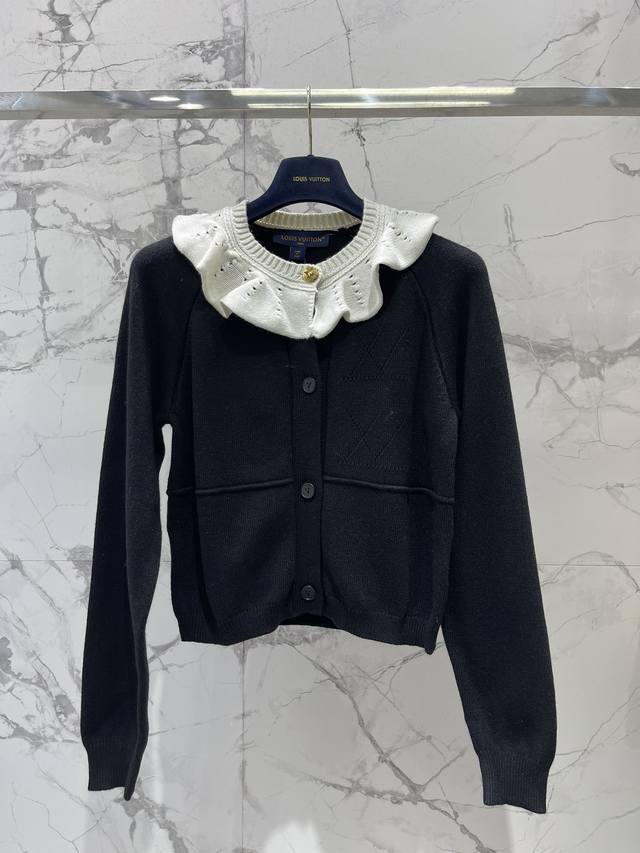 Louis Vuitton Ruffled Collar Wool Blend Short Cardigan The wool blend fabric is