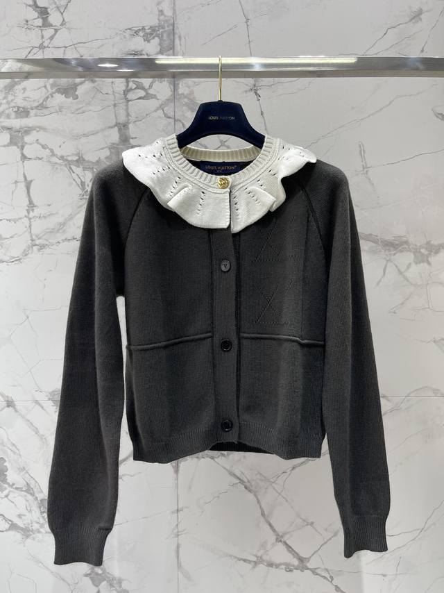 Louis Vuitton Ruffled Collar Wool Blend Short Cardigan The wool blend fabric is