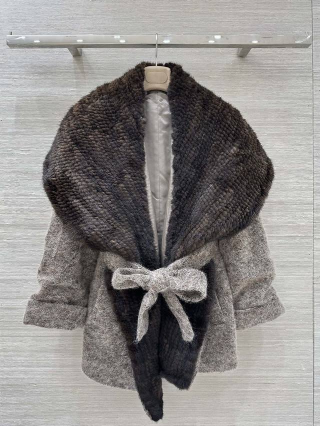 Lp Old-money style outfit with a cozy vibe: cashmere mink coat, mohair + cashmer