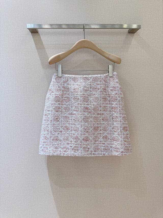 New arrivals from D brand! A retro classic plaid midi skirt, made of a comforta