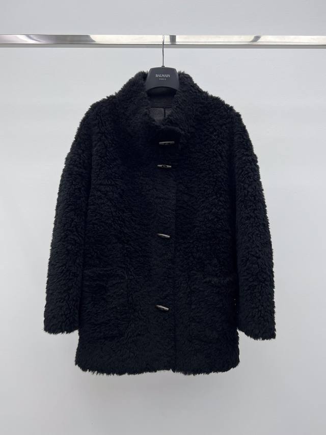 Duffle Coat with Lambswool Blend Made with top-quality lambswool, soft to the t