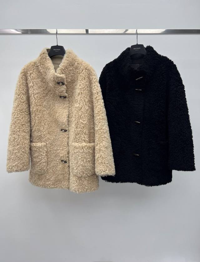 Duffle Coat with Lambswool Blend Made with top-quality lambswool, soft to the t