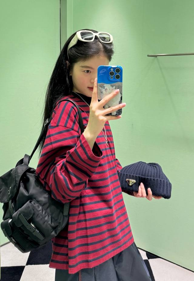 25 New striped long-sleeved T-shirt. The combination of purplish-red and navy bl