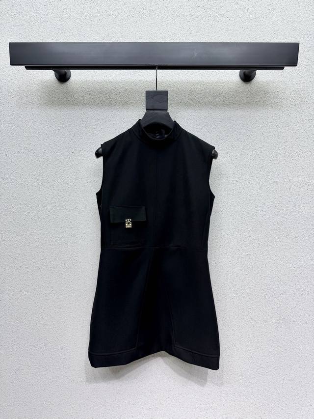 L's series of sleeveless dresses features a high-density, fashionable sporty sty