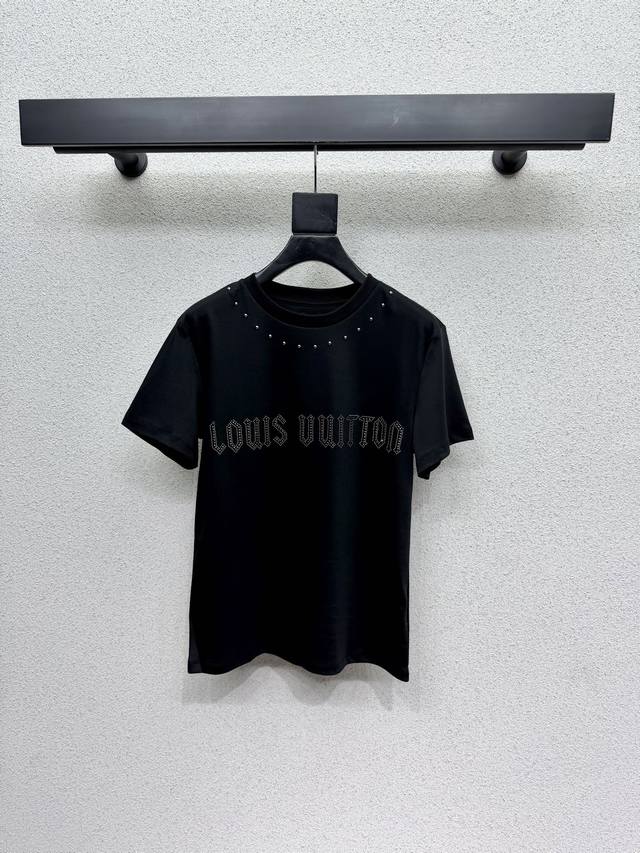 L's series of short-sleeved T-shirts features a high-density, fashionable, and s