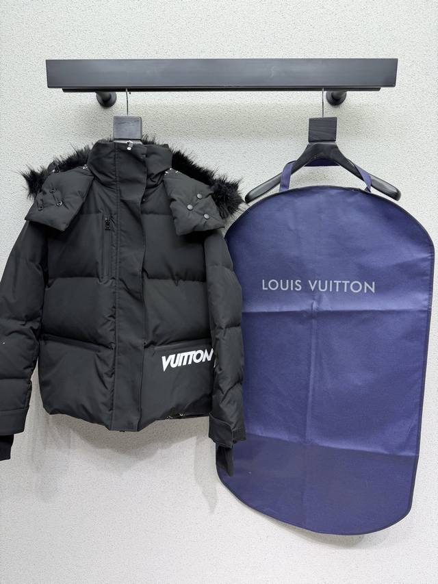 L's leopard fur hooded down jacket offers excellent overall warmth. This regular