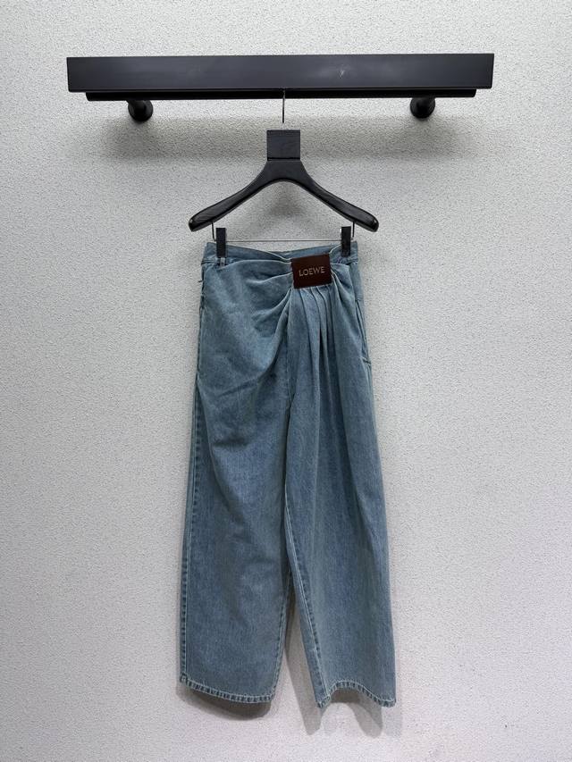 Loewe leather-label jeans, elegant and stylish design, solid color, very timele