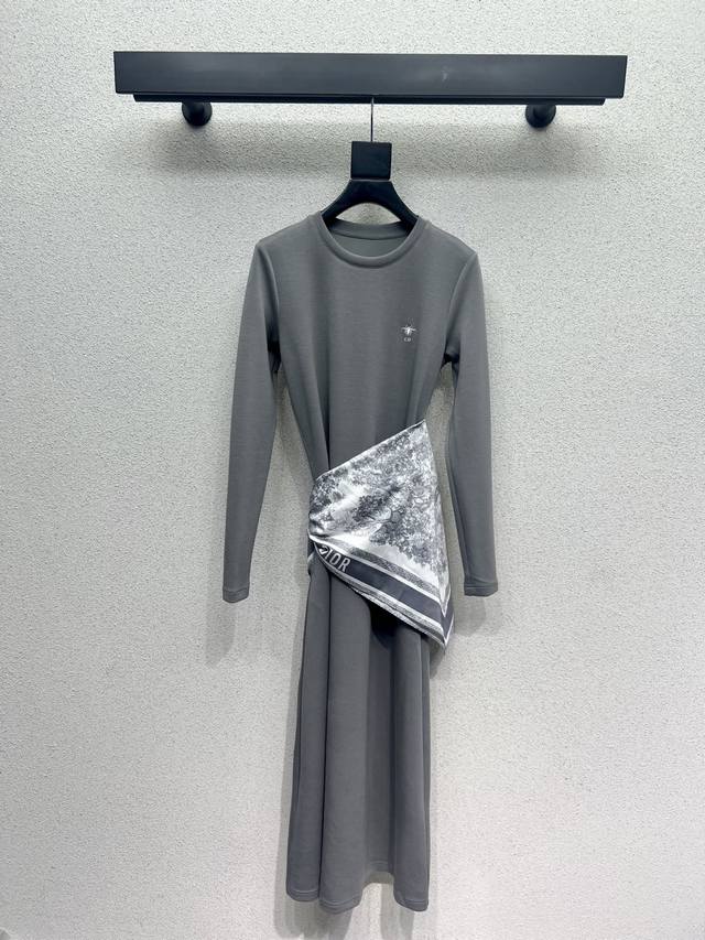 D brand premium grey bee dress with animal scarf! A stylish and exquisite piece