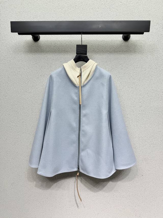 L's cape hooded coat is classic and stylish, exuding confidence. The fabric has