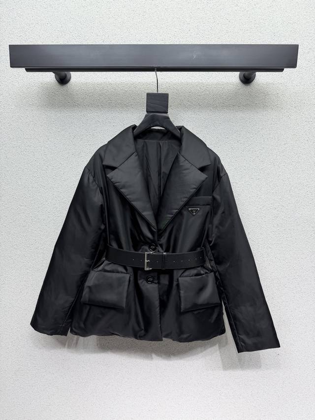 p's down jacket contains 90% white duck down, providing excellent overall warmth