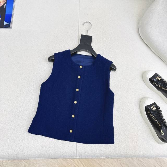 Minimalist and sophisticated outfit Lp20Ss Autumn/Winter latest vintage style w