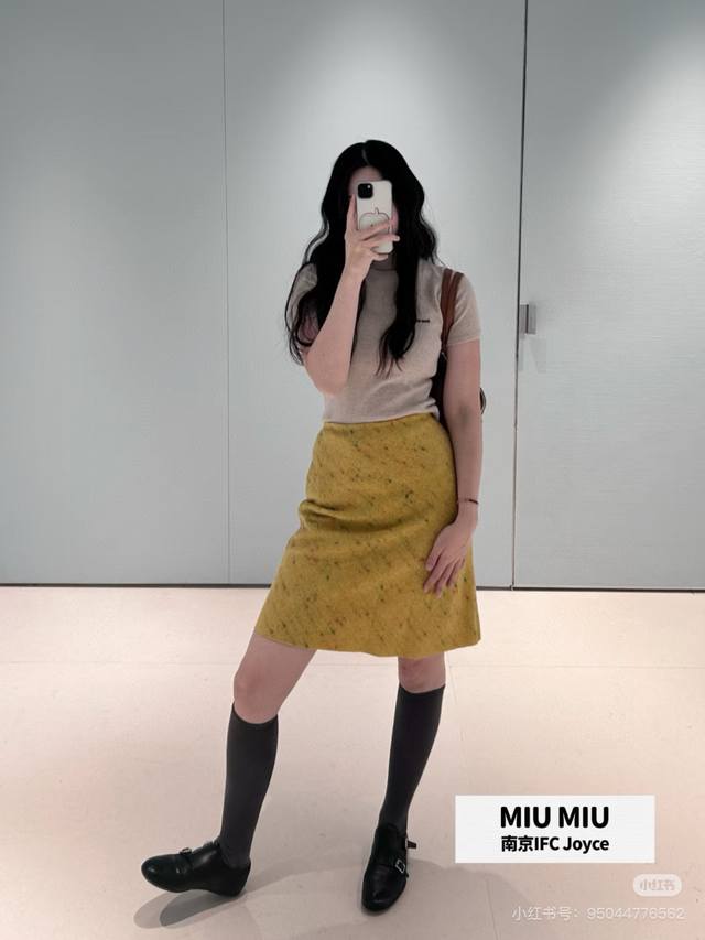 Miu* 2025 Autumn/Winter New Arrival. Runway-style colorful wool midi skirt. Made