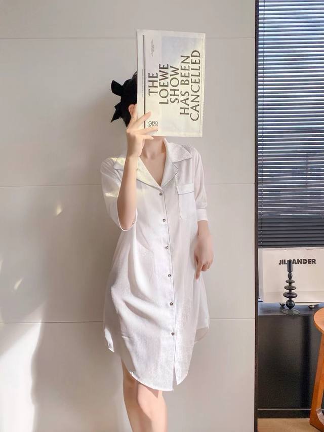 D brand's new nightgown, original quality, a fashion sensation, silky fabric, e