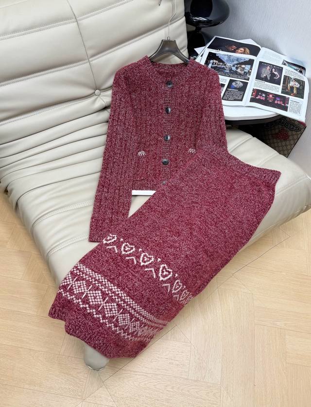 New round neck Fair Isle jacquard wool knit top and skirt. Fair Isle pattern de