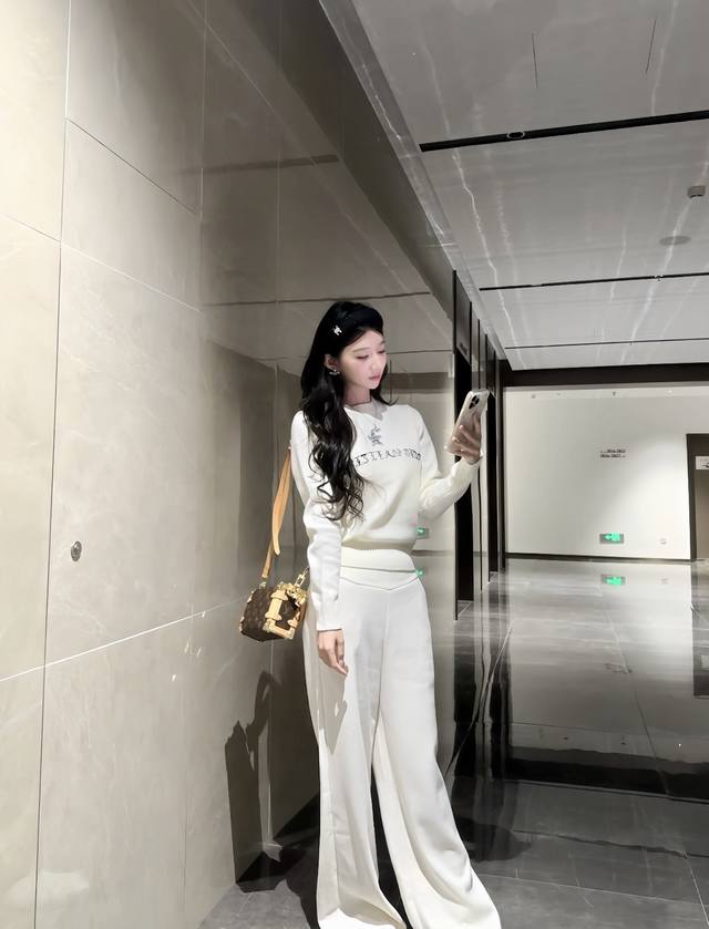 D brand 2025 Fall/Winter new lucky star embroidered sweater, black with elegant