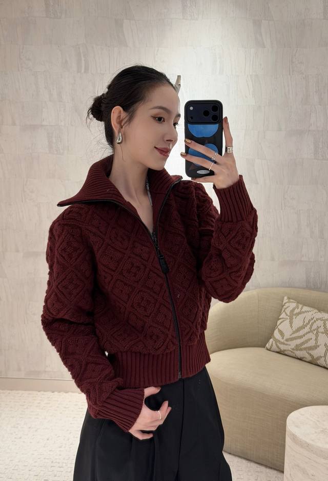 Louis 25 Fall/Winter New Knitted Zip-Up Jacket. Classic Monogram pattern, under