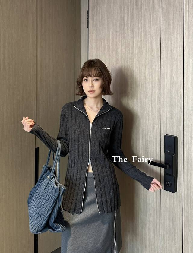 Miu 2025 Autumn/Winter New Zipper Knit Cardigan - High Neck + Double Zipper Desi