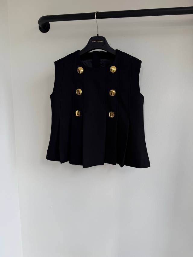 Louis 26 Early Spring New Arrival: A sleeveless, pleated vest top in solid color
