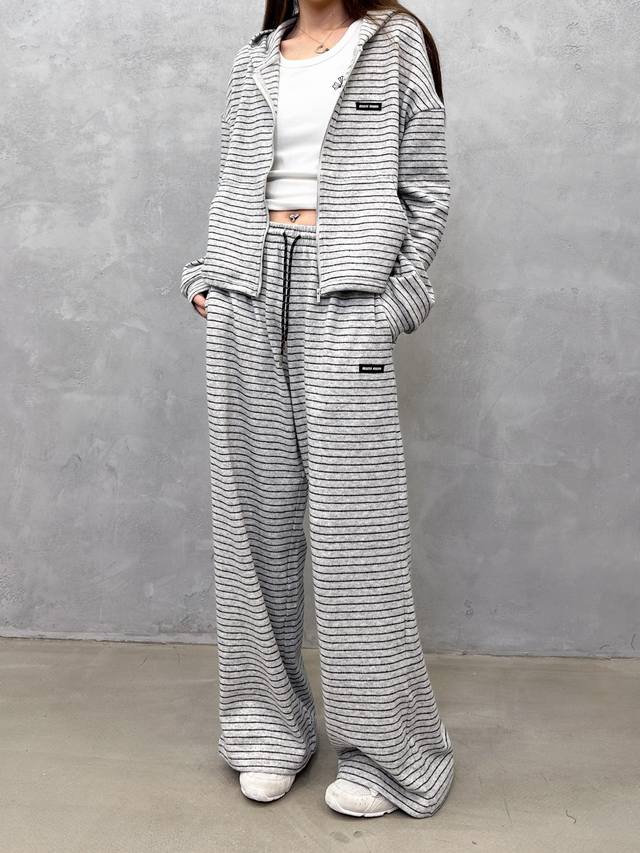 Miu | New casual pants, classic embroidered label, wool blend striped fabric, st