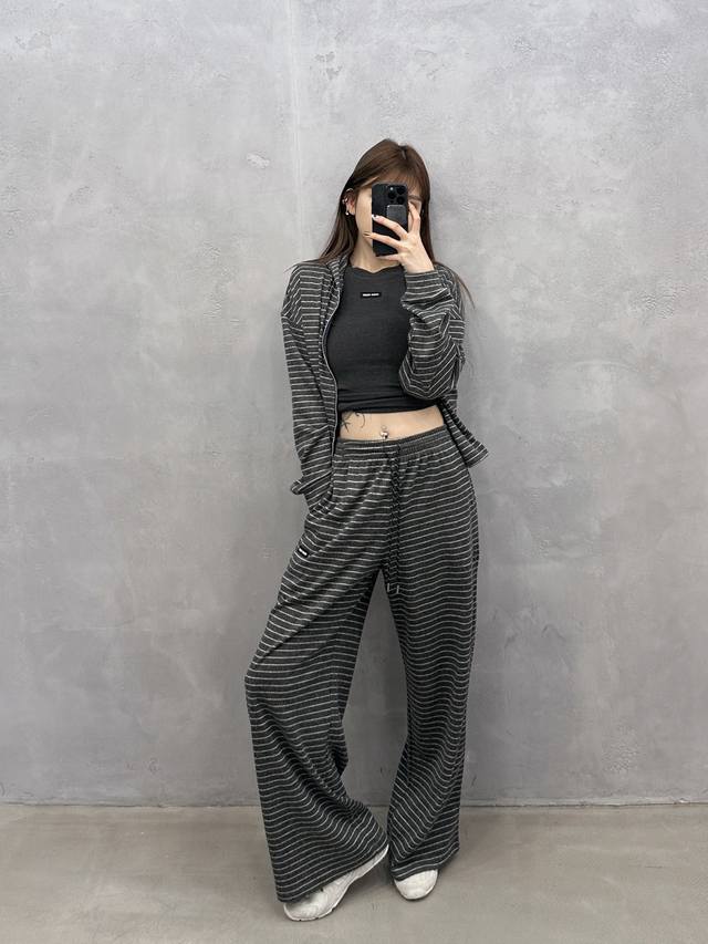 Miu | New casual pants, classic embroidered label, wool blend striped fabric, st