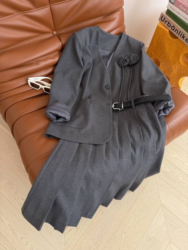 25 Autumn/Winter 3D Detachable Floral Trim Suit Set. Pair it with a V-neck blaze