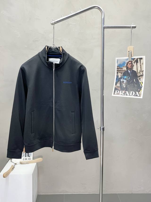 Exclusive Burberry spring/autumn coat. A classic design with stunning looks, thi