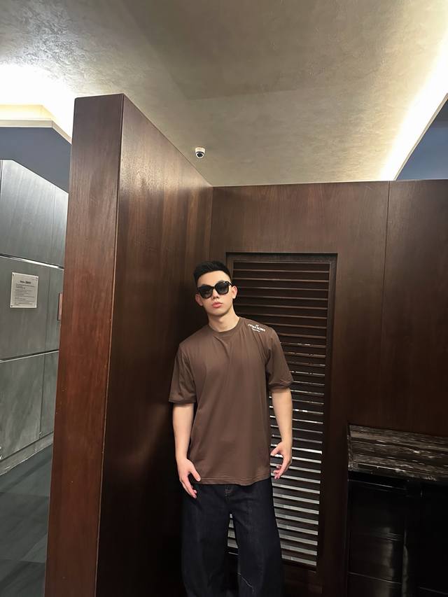 Fd Shoulder Logo Mauve Short-Sleeve T-Shirt This mauve short-sleeve T-shirt is a