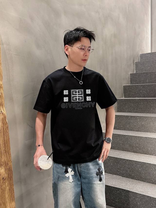 Givenchy 25Ss New Classic Print Short-Sleeve T-Shirt, a celebrity-endorsed styl