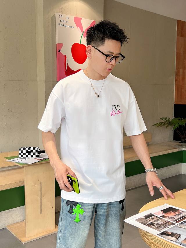 Valentino's new letter print double-layer heavy-duty short-sleeved T-shirt. The