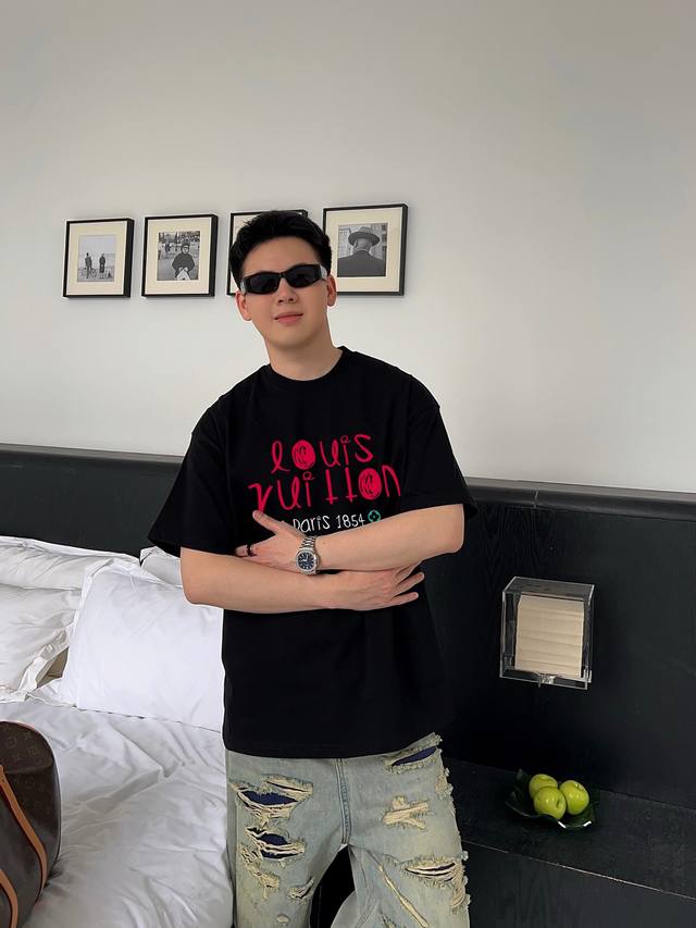 Louis Vuitton's new letter print double-layer heavy-duty short-sleeved T-shirt.