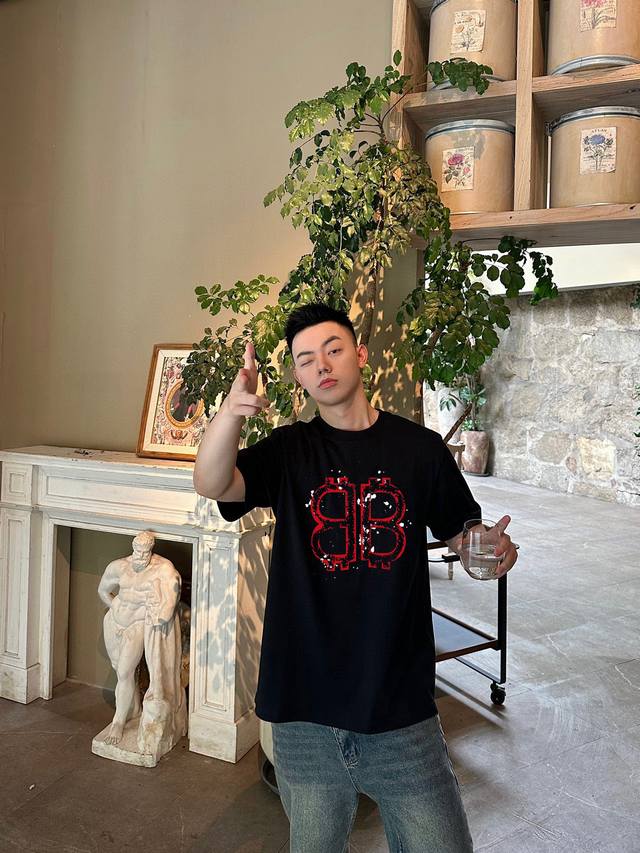 Balenciaga's new letter print double-layer heavy-duty short-sleeved T-shirt. Th