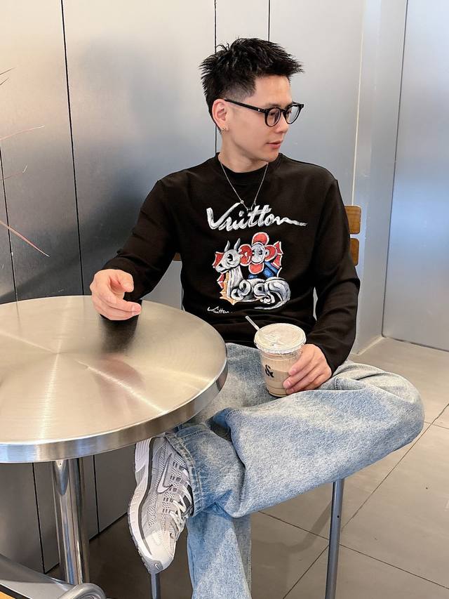 L*V Autumn Men's Crew Neck Long Sleeve T-Shirt Base Layer! Simple design with cl