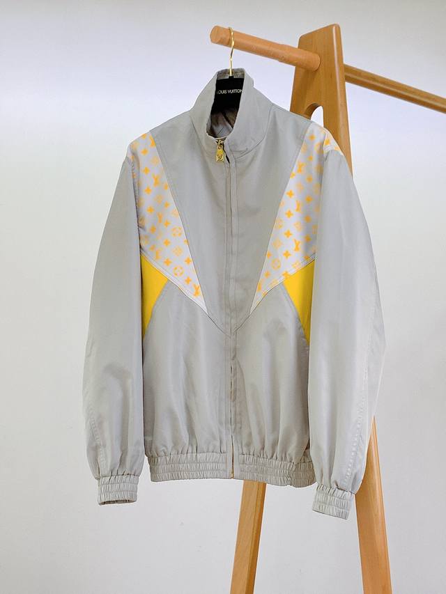 Louis Vuitton 2025Fw Early Autumn New Arrival : A stylish and functional grey s