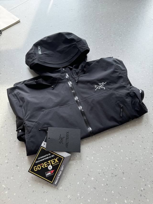 Basic Black!! Windproof and Waterproof: Utilizing advanced fabric technologies s