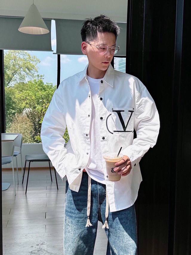 Vtaenlitn Haute Couture Valentino New Shirt: This shirt boasts a fashionable, ar