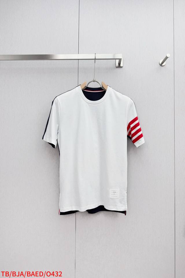 O432 Tb Thom Browne. Front and back red four-stripe slit short-sleeved T-shirt S