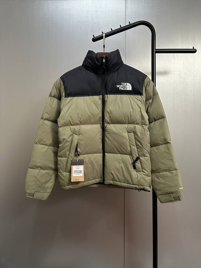 The North Face 1996 Classic Down Jacket ( ) is filled with 800 fill power goose