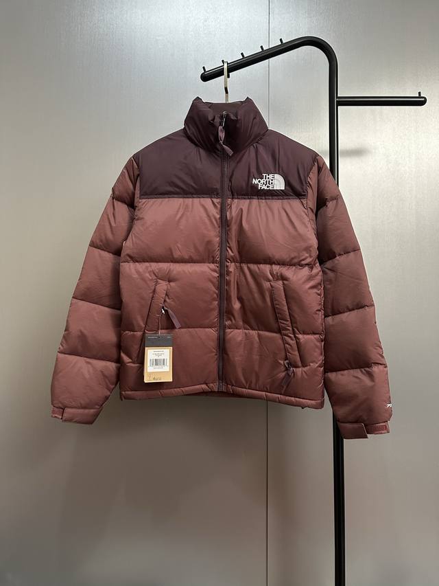The North Face 1996 Classic Down Jacket ( ) is filled with 800 fill power goose