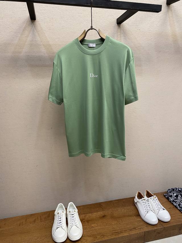 Dior, Embossed Letter Casual Short-Sleeve T-Shirt! In the sweltering summer, a s