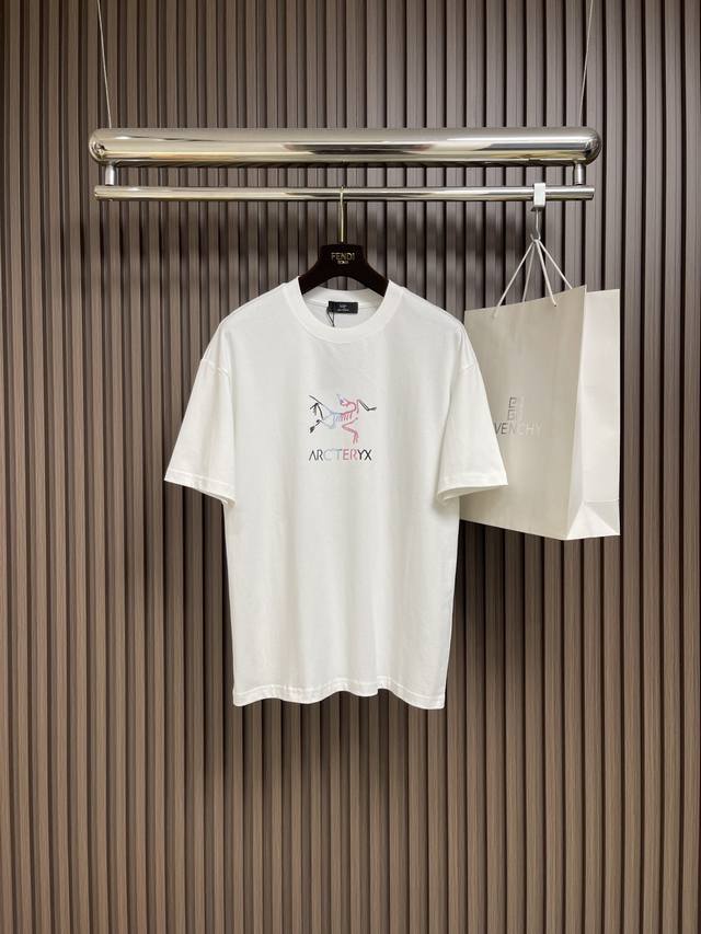 Complete Arcteryx 2025Ss Crew Neck T-Shirt and Shorts Set ( ). Classic logo pri