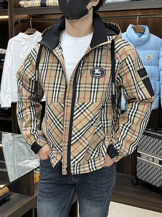 Featured Burberry 2025Ss Early Autumn New Arrival: Burberry Hooded Jacket. A mus