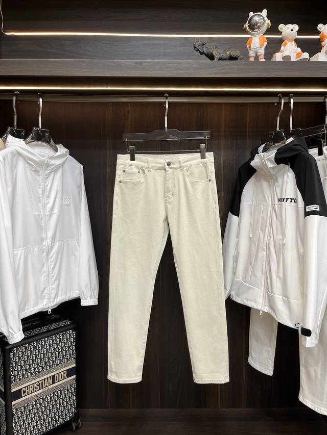 Featured exclusively on Versace, this new men's trendy casual jeans are a high-