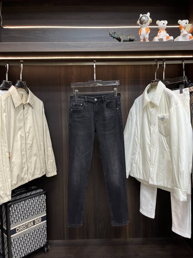 Featured exclusively on Dior, this new Dior men's trendy casual jeans are a hig
