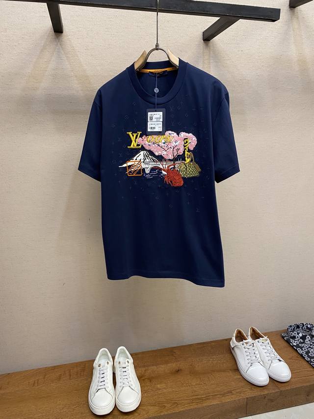 Reissue 1V Louis Vuitton 2025Fw Early Autumn Collection. This cotton T-shirt fea