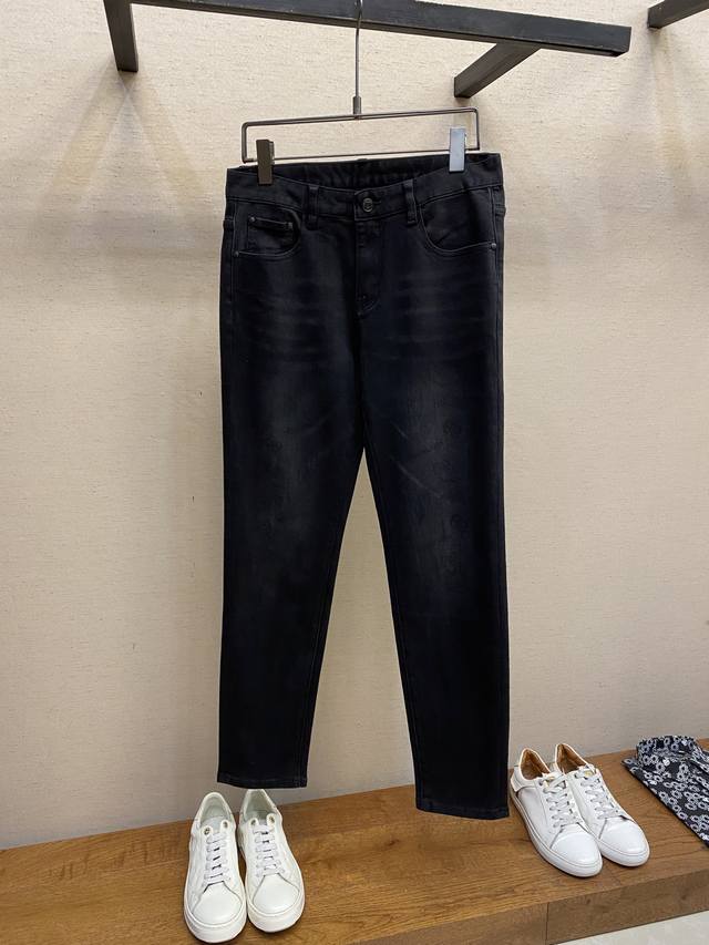 Balenciaga, 2025Ss. Comfortable and flattering for all body types, these jeans o