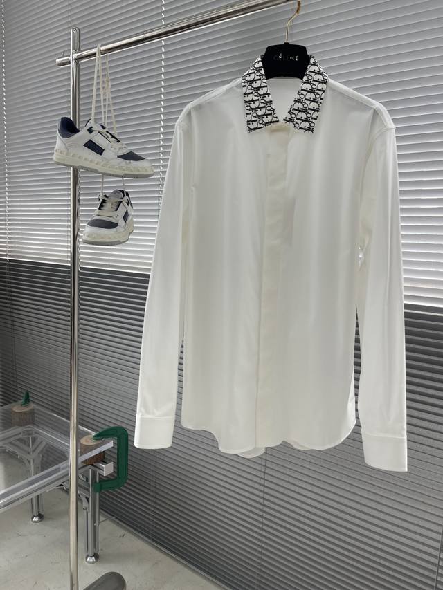 Dio poplin shirt with logo print details on the collar. Features concealed shell